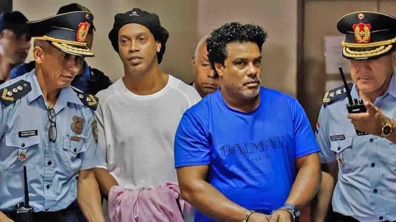 Ronaldinho hapishanede ayak tenisi oynadı