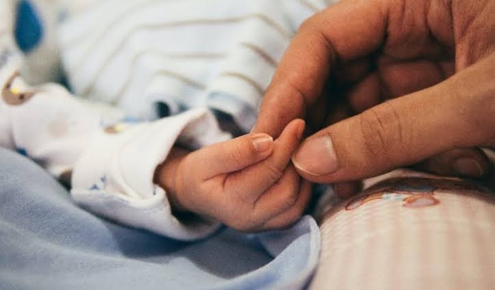 Kolik bebek masajı nasıl yapılmalı? Bu açıklamayı okumdan geçmeyin!