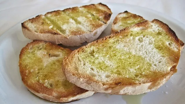Sarımsaklı ekmek sofraları şenlendiriyor!