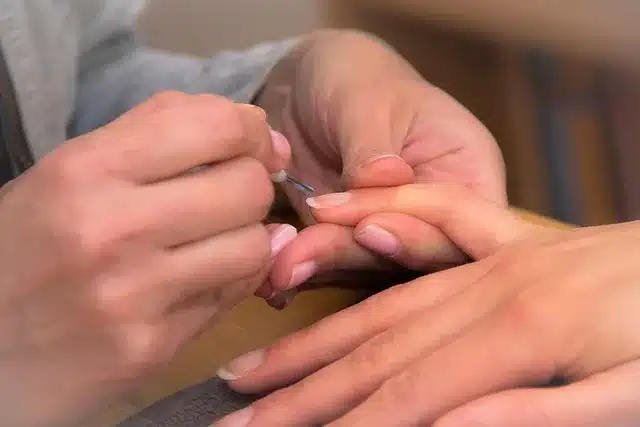 Sıcakta tırnak bakımı! Sararma, soyulma ve kırılganlığı doğal yollarla nasıl önleyebilirsiniz?