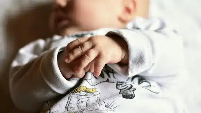 Çocuklarda parmak emme! Neden olur ve ne zaman endişelenilmelidir?