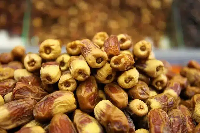 Muz mu hurma mı? Kan şekeri dengesi için hangi atıştırmalık daha iyi?