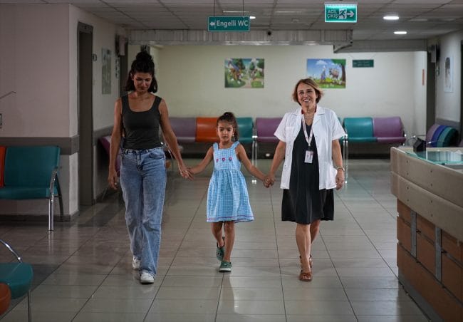 Mucize tedaviyle ilk kez dondurma yedi! 5 yaşındaki Eliz’in hikayesi