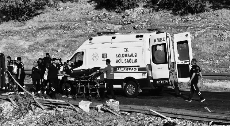 Trafik kazasında hayatını kaybeden sağlık çalışanları son yolculuklarına uğurlandı