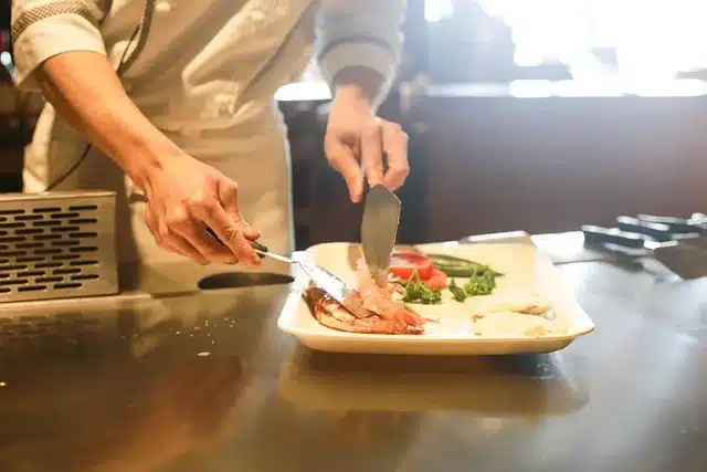 Uzmanlar uyarıyor! Yemek sonrası yaptığınız bu 6 alışkanlık sağlığınızı gizlice mahvediyor!