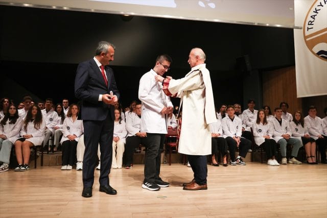 Edirne’de TÜ’de eğitim almaya hak kazanan hekim adayları beyaz önlüklerini giydi