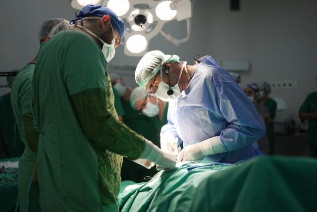14 canlı ameliyat başarıyla tamamlandı